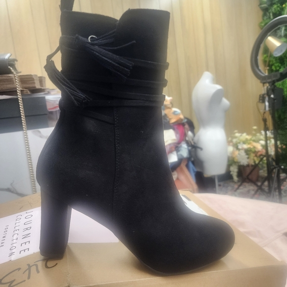 Journee Collection Womens Zuri Block Heel Boot Elegant Black Women's Ankle Boots - Picture 3 of 3